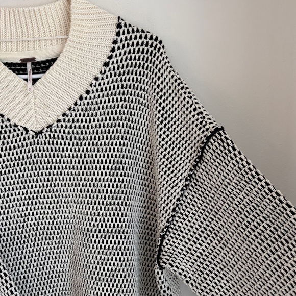 Free People Maisie Sweater Women's oversized v-neck chunky black ivory Med NWT - Picture 9 of 16